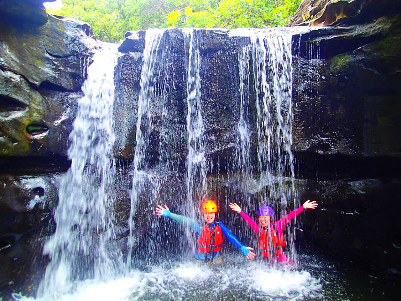 夏の人気滝遊びキャニオニング