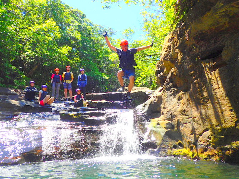 滝壺ダイブでクールダウン!西表島キャニオニングツアー