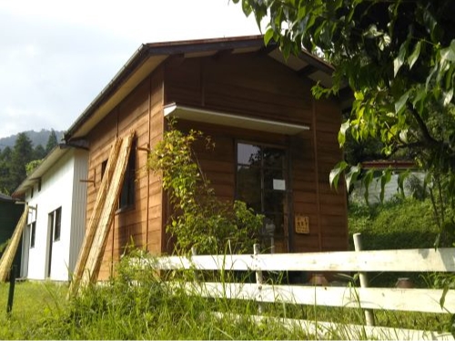 山の中の小さなガラス工房です。野鳥の声に耳をすませてください。ゆったりとした時間がながれています。トイレは水洗です。