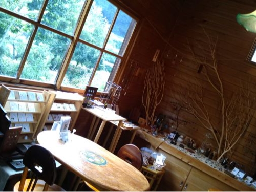 ガラス制作は楽しいですが、集中すると疲れますよね。展示室はいろいろなとんぼ玉がいっぱいです。