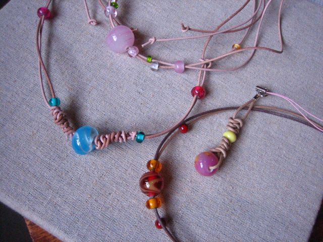 出来あがったとんぼ玉、小玉や革ひもですてきなネックレスになりました。