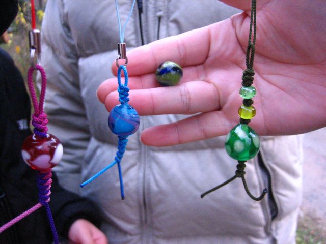 出来あがったとんぼ玉かわいくストラップになりました。