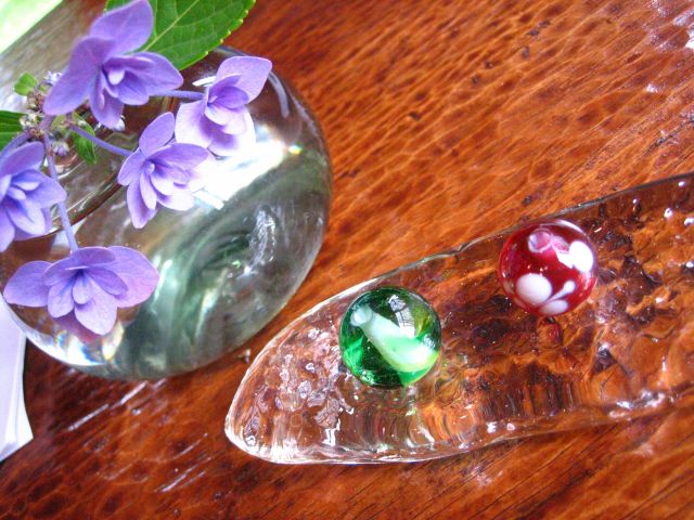 お花に負けないくらいきれいなとんぼ玉が出来あがりました。