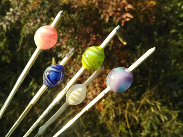 3色の色を使用した、マーブル模様のとんぼ玉、ガラス玉です。何が出来上がるかお楽しみですね。