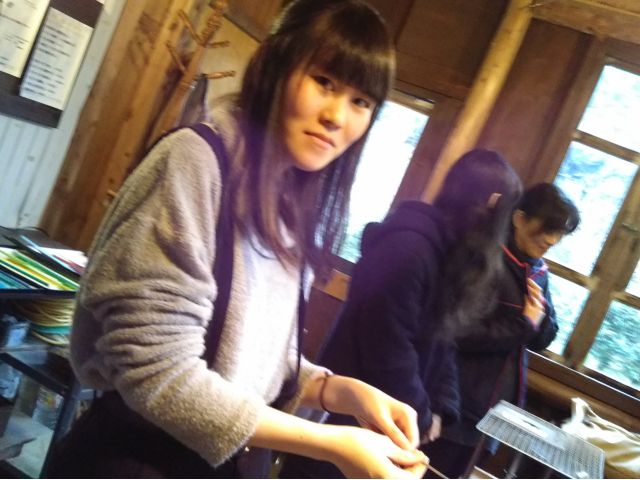 お友達ととんぼ玉の制作です。小学生の頃から工房に遊びに来てくれています。成長が楽しみです。