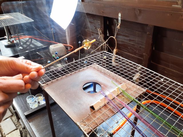 とんぼ玉を炎の上であぶります。