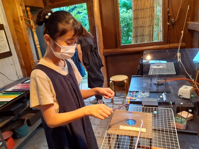 好きなガラス棒を選んで制作です。