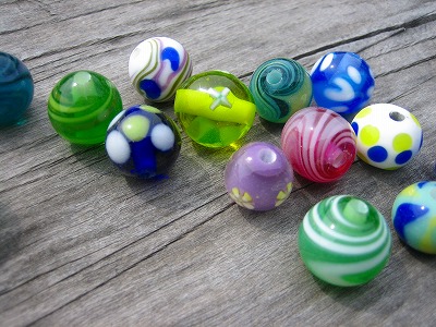 出来上がったとんぼ玉たちです。