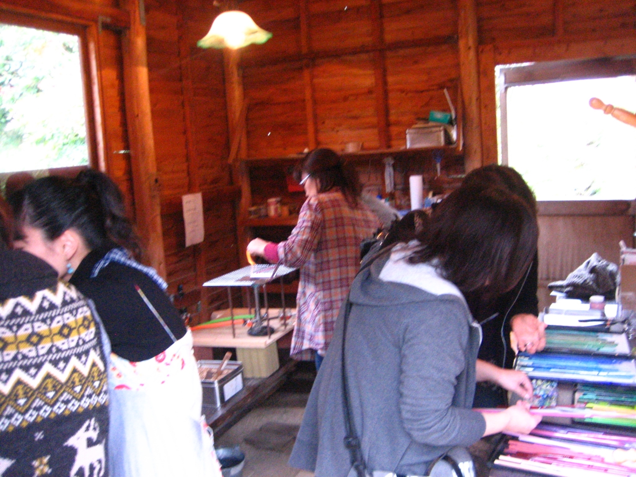 好きな色ガラス棒を選んでいます。色ガラス棒がいっぱいあるから迷っちゃいますね。