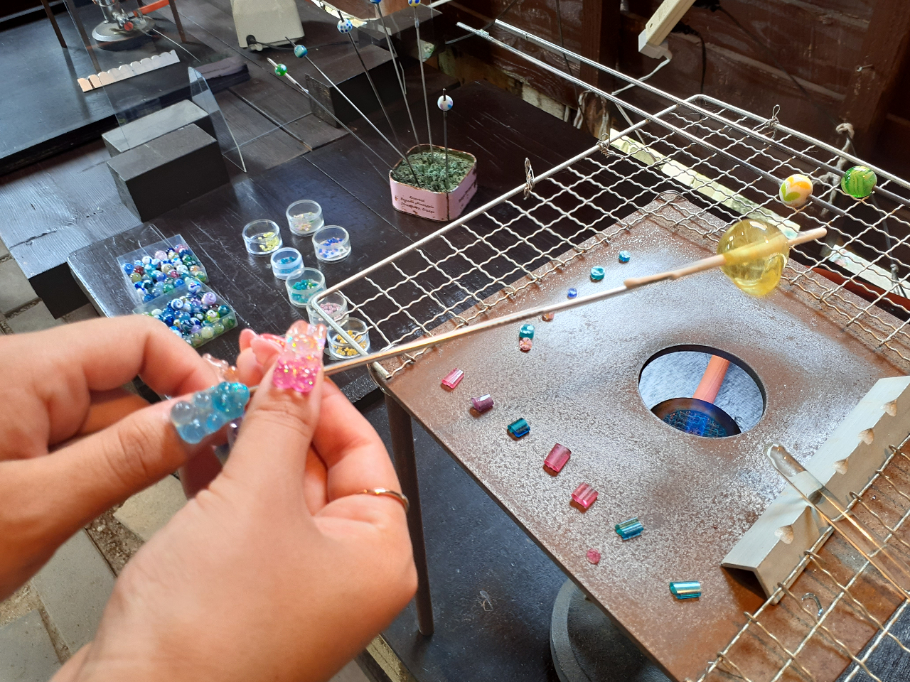 好きなガラスをくっつけていきます。