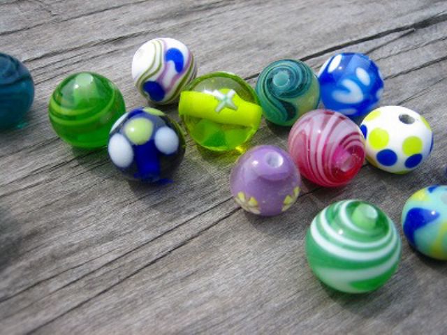 出来上がったとんぼ玉たちです。