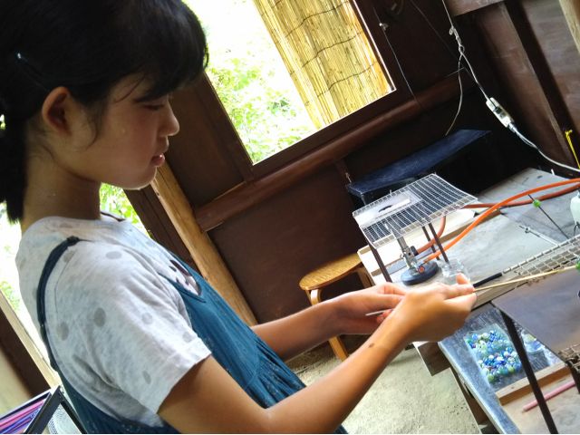 集中して作っています。溶けているガラスって面白いでしょう。