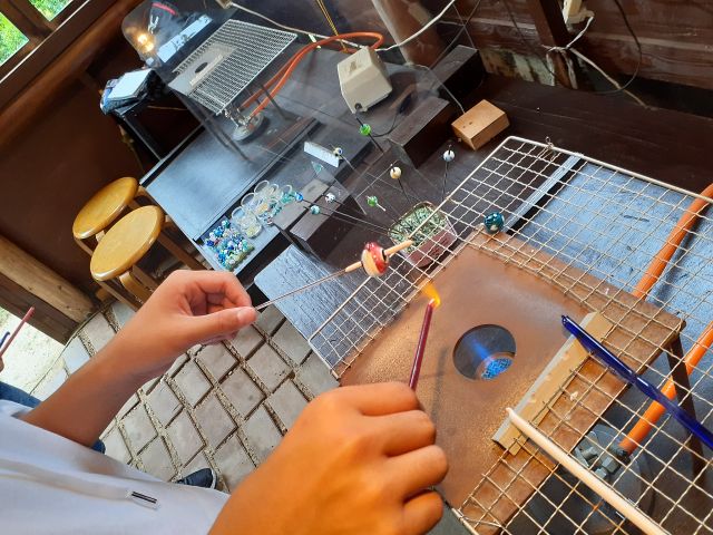 好きな色を選んでとんぼ玉に模様を付けます。