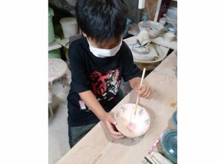 お皿、深めのサラダボウル、茶碗などがあります。