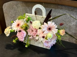 バッグ型花器を使った生花アレンジメント 例) 秋のレッスン ※イメージ写真です。