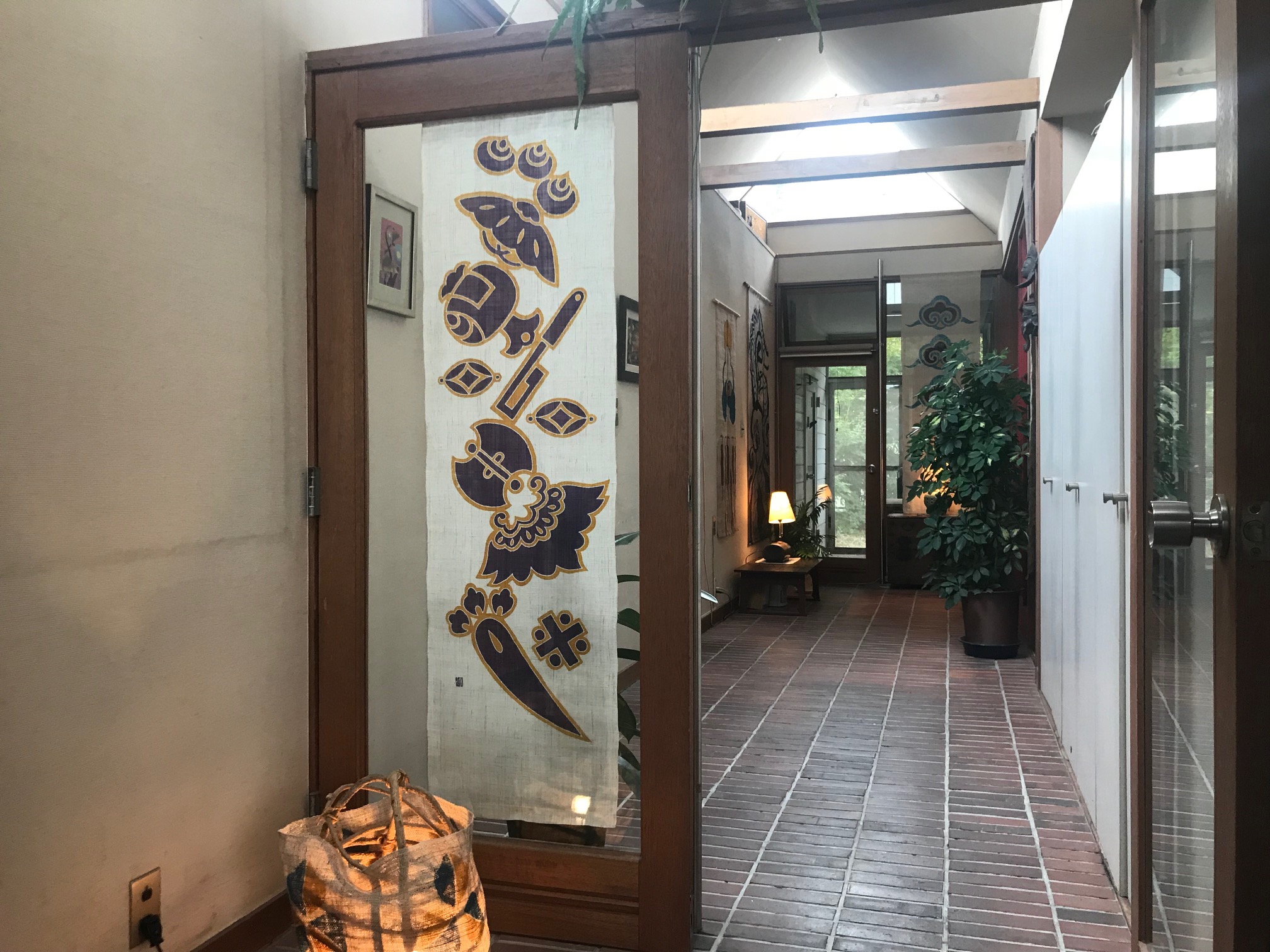 工房内観。友禅染のタペストリーやランプを展示しています。