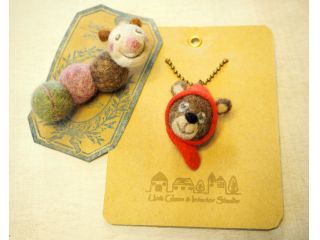 動物マスコットのブローチです。動物は作りたいものを作っていただけます。また、ブローチの金具をキーホルダーの金具にしたり…とお好みでお作りいただけます。