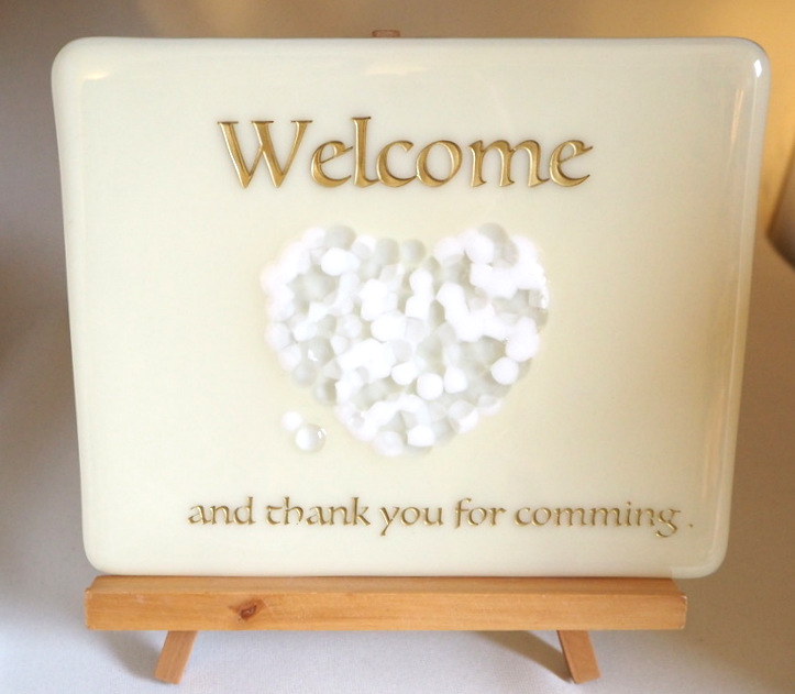 VvȃEFJ{[hłB̔Ɠ̃KX̋gĐ^񒆂ɑ傫ȃn[g\Ă܂B