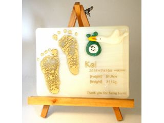 出産した病院でもらったスタンプの足型をもとに、作りました。コウノトリもガラスでプックリ焼いています。