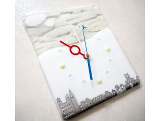 ガラスの時計です。飛行機の針がとっても可愛かったので、周りのプレートはシンプルに色もあまり使わないデザインにしました。