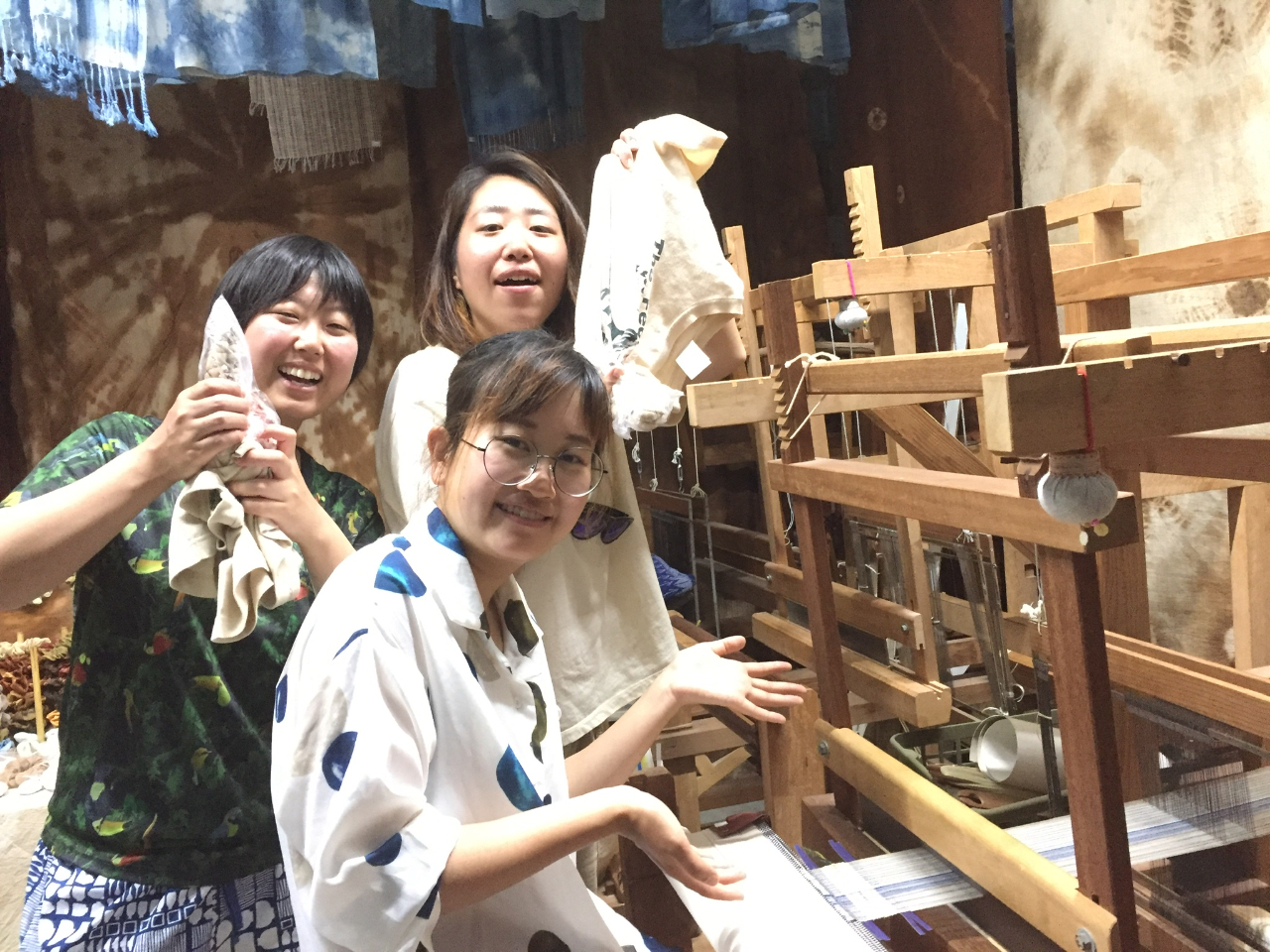 西表島 天然素材で染めた糸 思い出を織り込む機織り体験 栞 体験工房 ゆくい じゃらん遊び体験