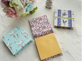 可愛らしいコットン生地を使用して付箋カバーを作ります。 プレゼントにもぴったりです。7.5×7.5pの付箋です。