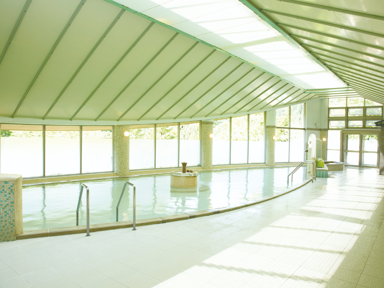 ���ّ嗁��A���[���b�p���̖��邢�n��ƂȂ��Ă���܂��B���k�ő勉�̑傫�ȓ��D��Ph9.7�̃A���J���P���A�o�u���^�C�v�̐Q���ƘI�V���C�ɂ͑ł����������y�����܂��B