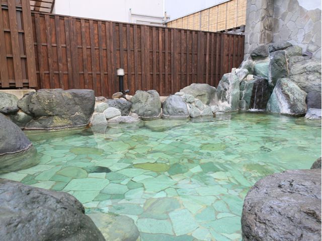 相模亭の男性露天風呂は、内湯から階段を下りた場所にあり、広々としていて空を眺めながら入れます!時間を忘れてのんびりと入浴をお楽しみください♪
