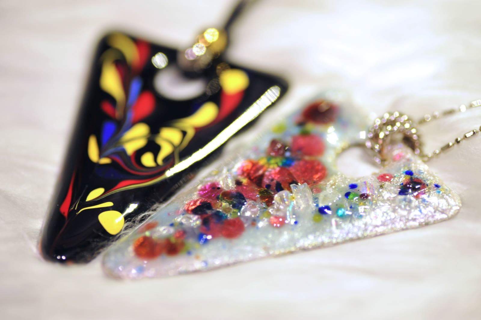 大野 七宝焼き 窯から出した後の色の変化にくぎづけ お子様から大人まで楽しめる七宝体験 恐竜ブローチやネックレス 作り 当日お持ち帰りok 越前大野から車で15分 七宝工房 宙 じゃらん遊び体験