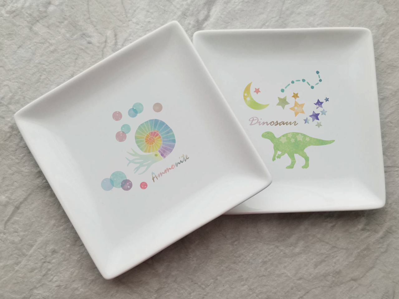 白磁にデザインして恐竜モチーフのオリジナル食器作り