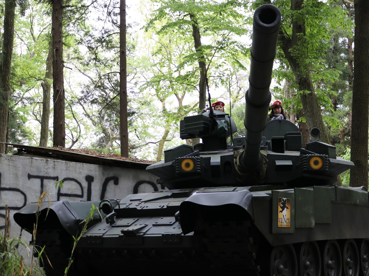 pЃGA̐ԑOŋLOBeB@ԂݒuĂ܂B