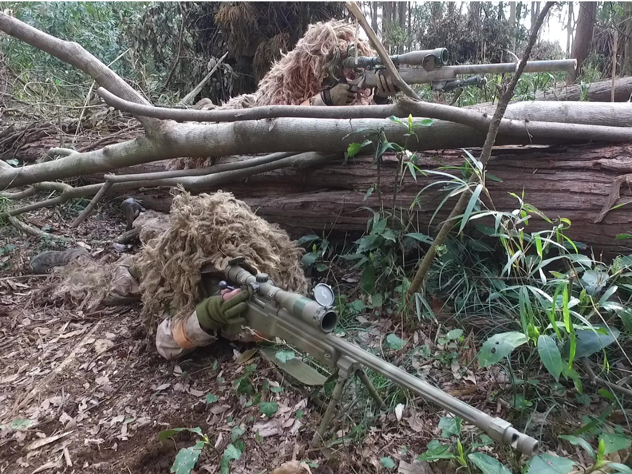 フィールドの半分は森なのでギリースーツを着用してのスナイパープレイが楽しめます。