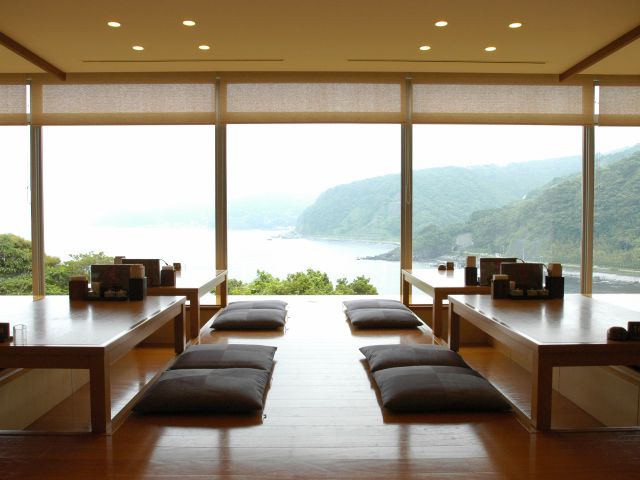 赤沢日帰り温泉館 内のレストラン「伊豆高原オーシャンビューレストラン“湯羅”」では、目の前の赤沢漁港で採れた新鮮な海の幸をはじめ、バラエティ豊かなメニュご用意。