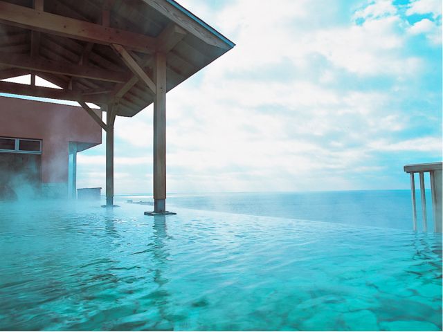 海と自然の一体感に抱かれる 幅20mの展望露天風呂。心奪われる絶景をお楽しみください。
