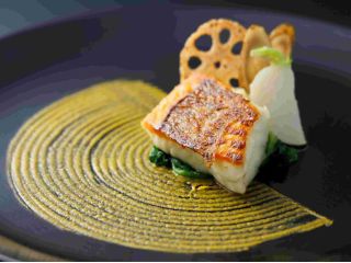 真鯛のポワレ 根菜のエチュベを添えて