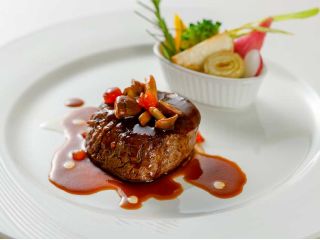 「ニュージーランド産牛フィレ肉のポワレ シャスールソース」 脂身が少ない牛フィレ肉をポワレにしました。芳醇な赤ワインソースにキノコの香りと食感が楽しめるシャス