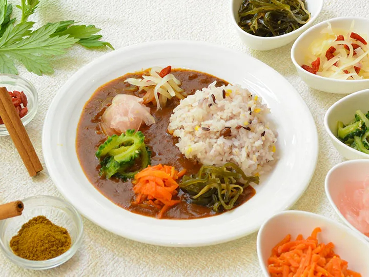 �X�p�C�X��H�ނ̑g�ݍ��킹�ɖ�V�̍l������������A����Ő̂���H�ׂ��Ă����u����؁v���g�����u������V�J���[�v