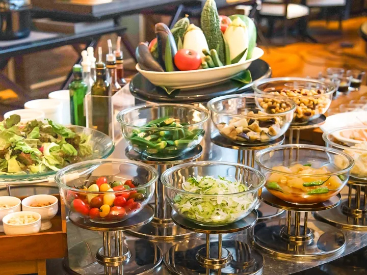 �T���_�R�[�i�[�@�u�݂€�_���v���͂��߂Ƃ����A�n������̖�؂≫��H�ނ��g�p�������j���[�����񋟂��܂��B