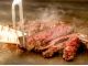 シェフズコーナー「牛肉のステーキ」:コクと爽やかさがお肉の旨味を引き立てるバルサミコソース、黒胡椒が香るとろりと濃厚なチーズフォンデュ風ソースの2種類のソース