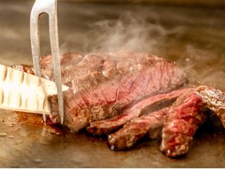シェフズコーナー「牛肉のステーキ」:コクと爽やかさがお肉の旨味を引き立てるバルサミコソース、黒胡椒が香るとろりと濃厚なチーズフォンデュ風ソースの2種類のソース