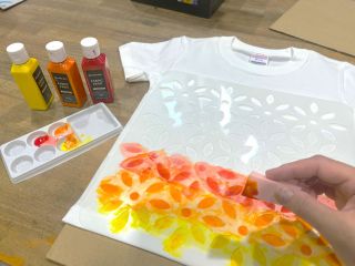 ステンシルシートと専用インクで簡単にカラフルなオリジナルTシャツが作れます♪