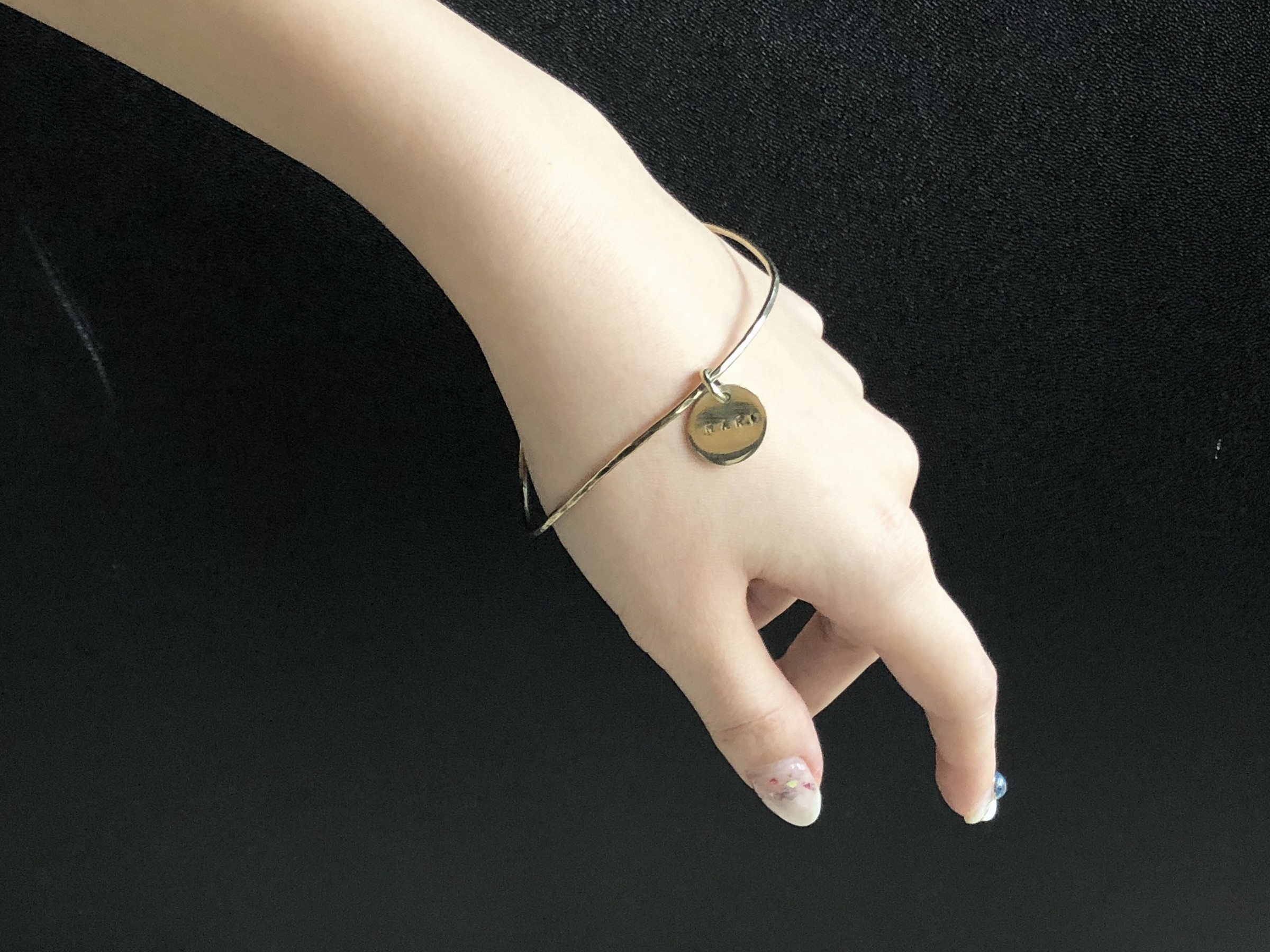 丸板付きブレスレット。丸板にイニシャルの刻印が入れられます!