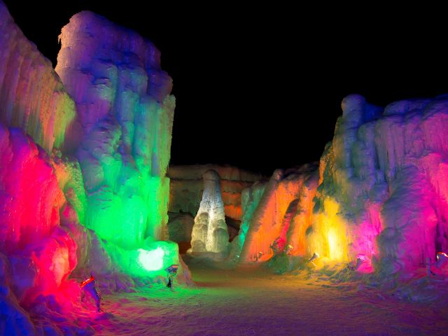 ライトアップされる氷像は高い透明度を誇る支笏湖の湖水で作られています。
