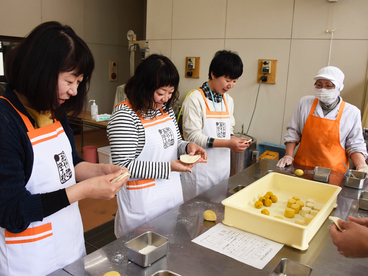 ファミリーだけでなく、小学校の校外学習・大学生の旅行・会社の旅行・デイサービスの体験など幅広く体験されています!