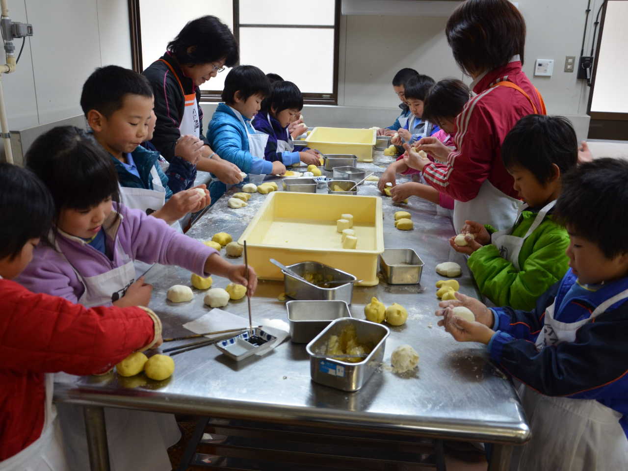 学校の校外学習では先生と生徒が一生懸命制作しております。