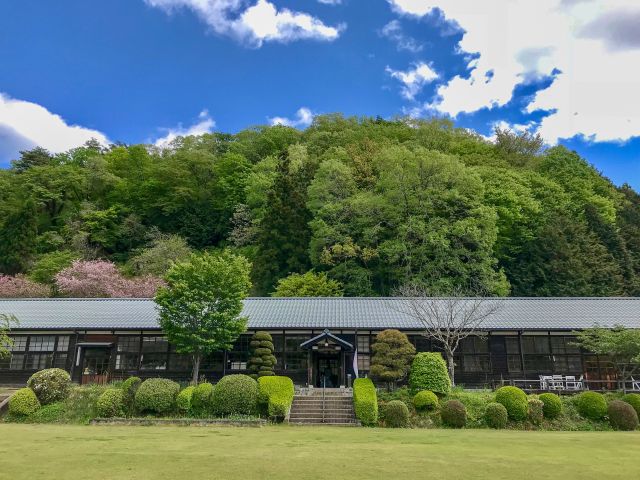 木造校舎は明治7年創立の旧槇野地小学校を廃校利用しております。登録有形文化財として登録もされております!
