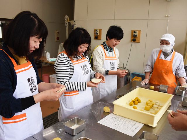 白い生地にはりんごジャムを。黄色い生地にはかぼちゃ餡を包みます。