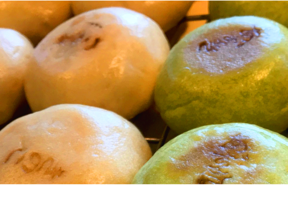 あずきやきのこ、野沢菜など他のおやきの販売も行っております。お家のお土産に他の種類もいかがでしょうか。