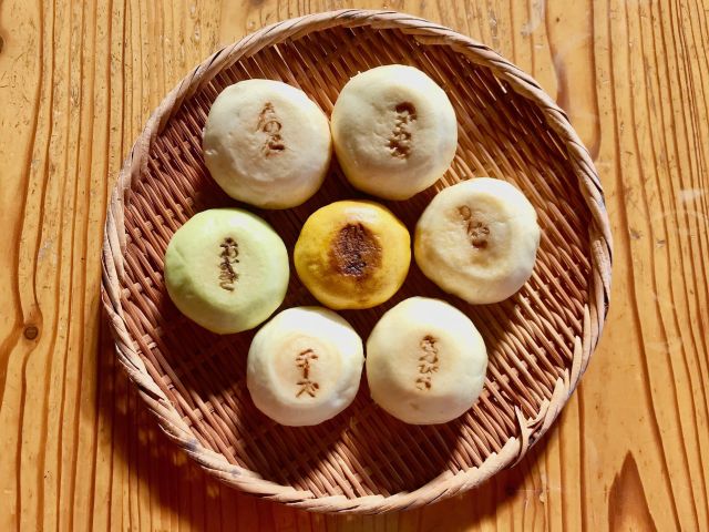 販売しているおやきは全部で10種類あります。(季節によって変動あり)スタッフ手作りのおやきです。