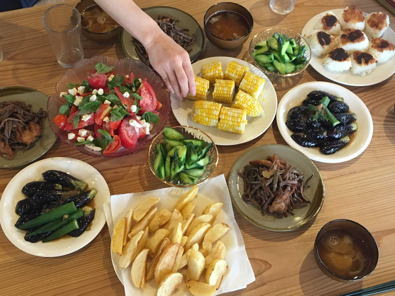 メニューは基本的におかずが3品+ご飯+お味噌汁です。旬の食材を使うため、内容は当日までのお楽しみ♪